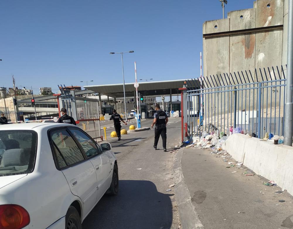إصابة شابين برصاص الاحتلال عند حاجز قلنديا العسكري